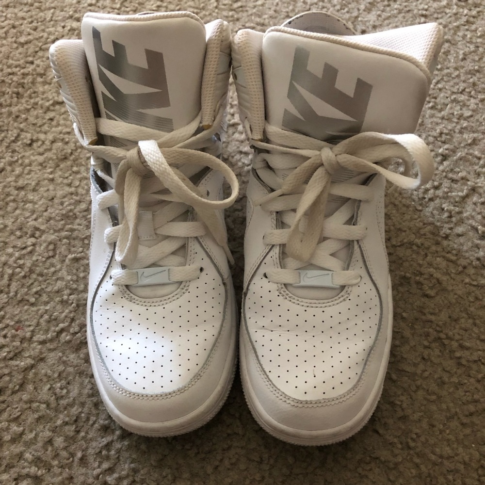 5.5 White Nike’s